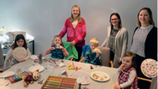 Die Mitarbeiterinnen des KiGoPlus Teams und ein paar Kinder